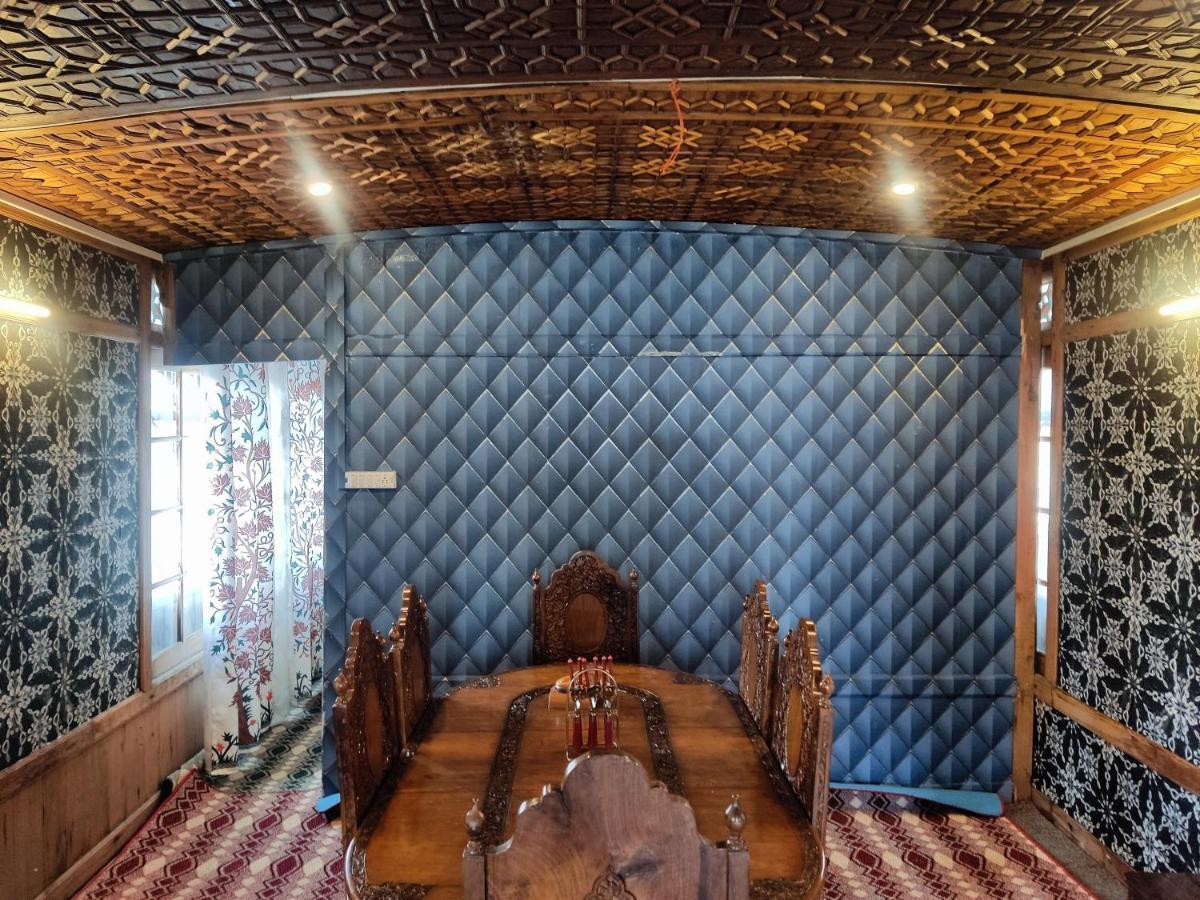 Houseboat Young Balmoral Castle Srīnagar Dış mekan fotoğraf