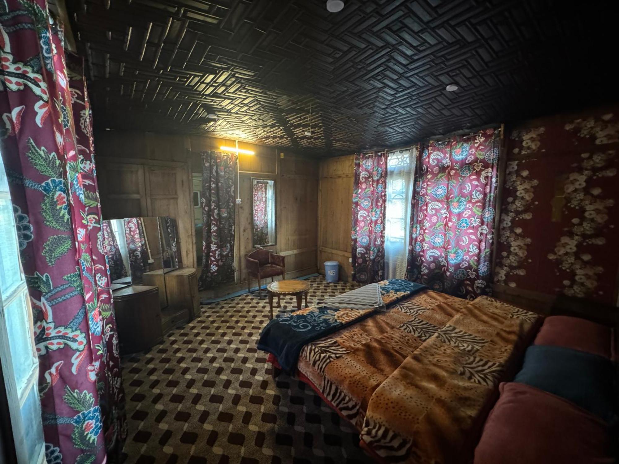 Houseboat Young Balmoral Castle Srīnagar Dış mekan fotoğraf