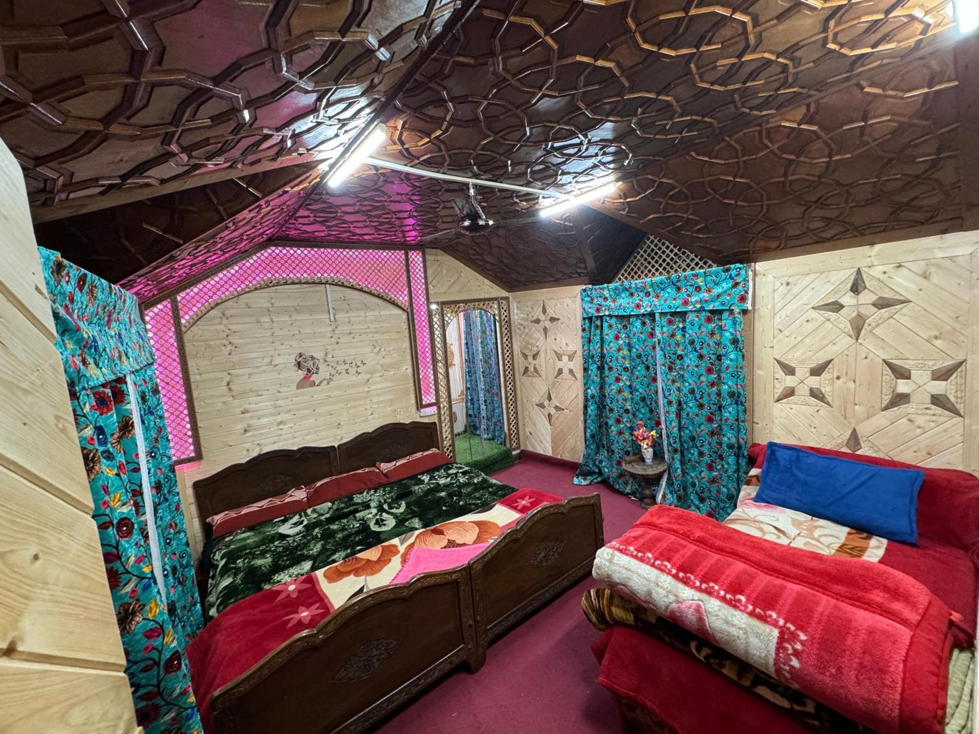 Houseboat Young Balmoral Castle Srīnagar Dış mekan fotoğraf